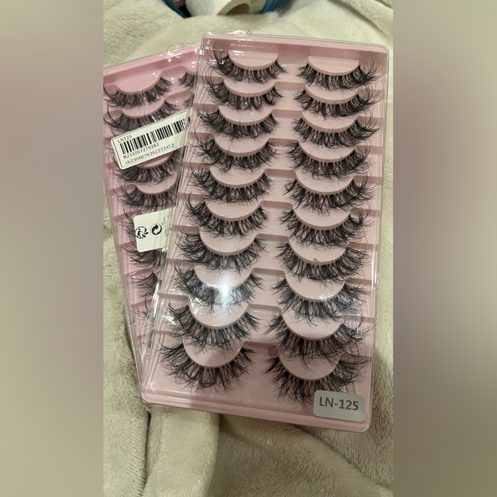 Pack of False Eyelashes in Pink Tray ( 20 pairs of whispies lashes